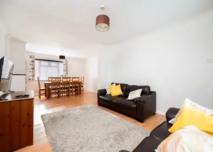 Charming 3Br House In Greenford With Garden